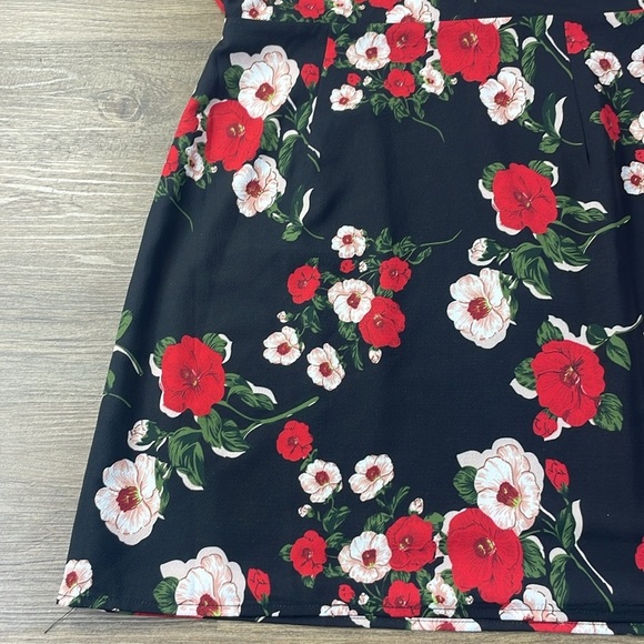 NWT About Us Women’s Addison Black are White Floral Dress, size Medium - Picture 4 of 13